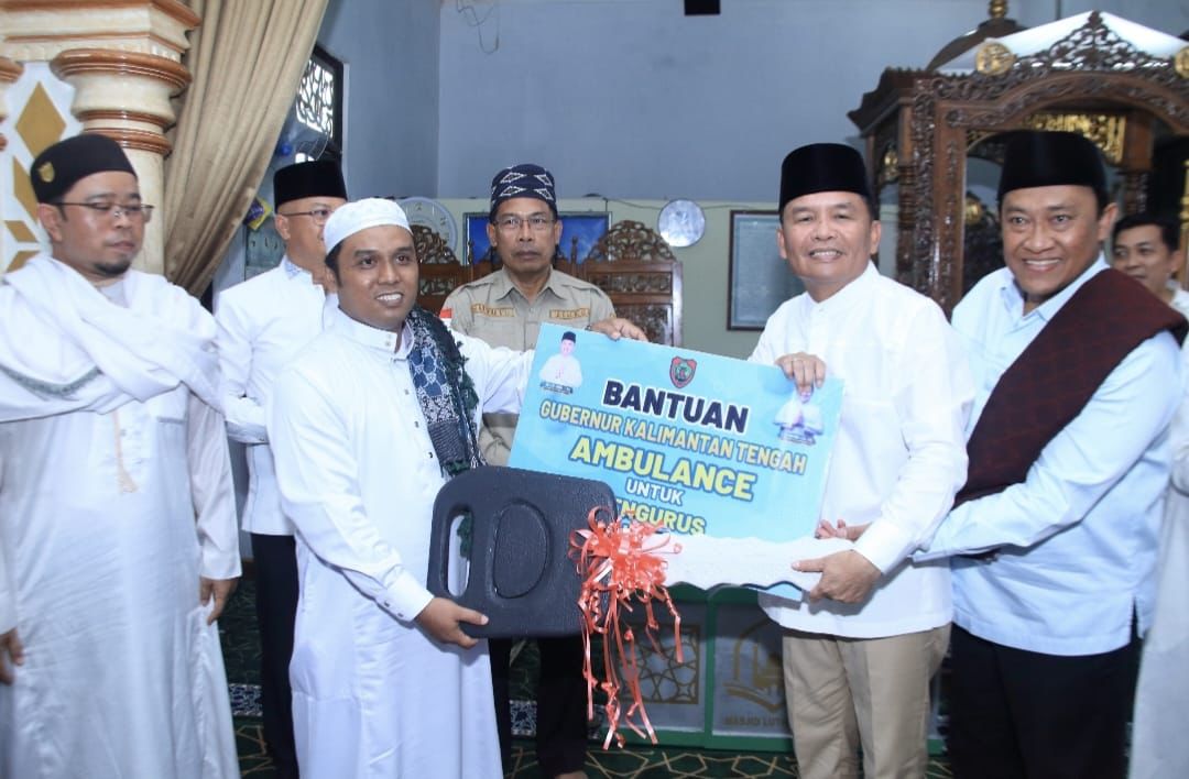Gubernur Kalteng Agustiar Sabran  Serahkan Bantuan Mobil Ambulans dan Mobil Jenazah Untuk Masyarakat