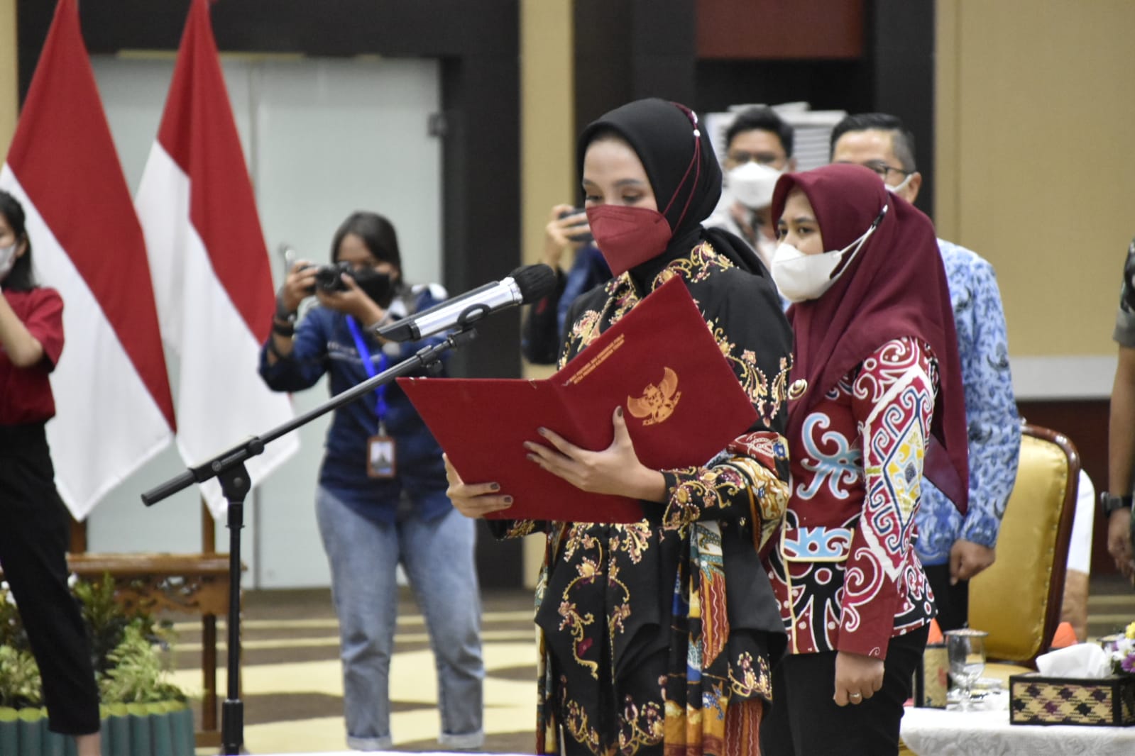 Ketua Dekranasda Ivo Sugianto Sabran Lantik Pengurus Dekranasda Prov. Kalteng Masa Bakti 2021-2024