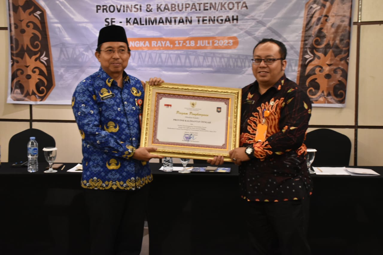 Asisten Pemkesra Buka Rapat Konfirmasi dan Reviu Evaluasi LPPD Provinsi dan Kabupaten/Kota se-Kalteng