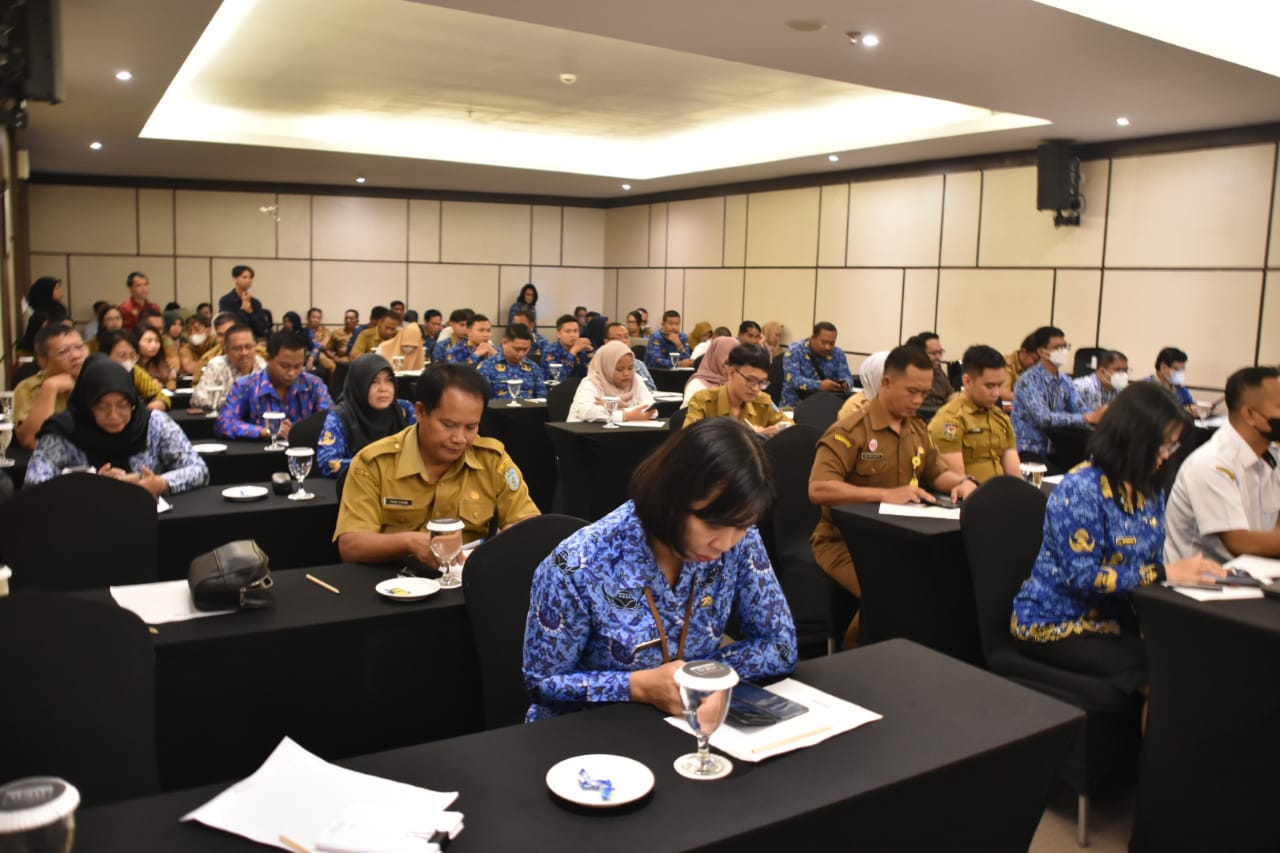 Asisten Pemkesra Buka Rapat Konfirmasi dan Reviu Evaluasi LPPD Provinsi dan Kabupaten/Kota se-Kalteng
