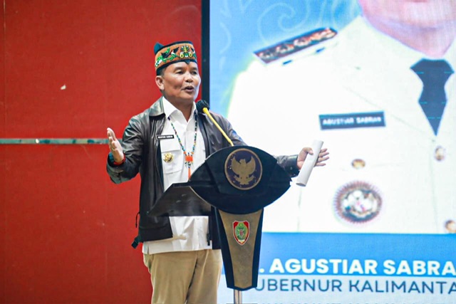 Gubernur Agustiar Sabran Bersama Ketua TP-PKK Aisyah Thisia Agustiar Sabran Dikukuhkan Sebagai Ayah dan Bunda GenRe Serta Orang Tua Asuh GENTING