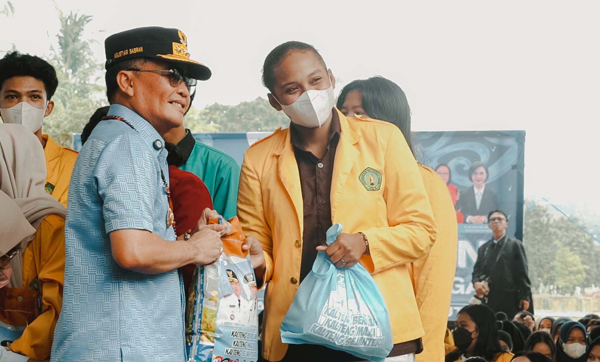 Gubernur Kalteng Agustiar Sabran Salurkan Bantuan Pangan bagi Mahasiswa Terdampak Karhutla dan Kekeringan