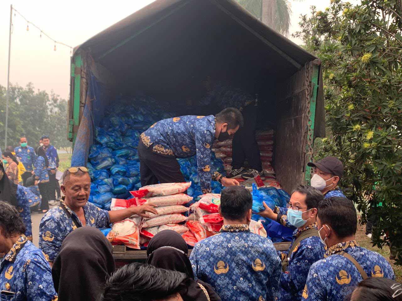 Peduli Aparatur di Tengah Karhutla, Gubernur Agustiar Sabran Salurkan 4.000 Paket Sembako