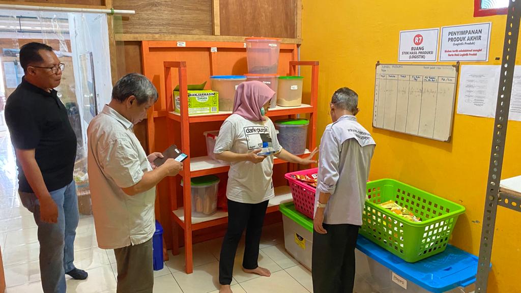 Kepala Dislutkan Bersama Tim IPB University Kunjungi Rumah Produksi UPI PMEFS Palangka Raya