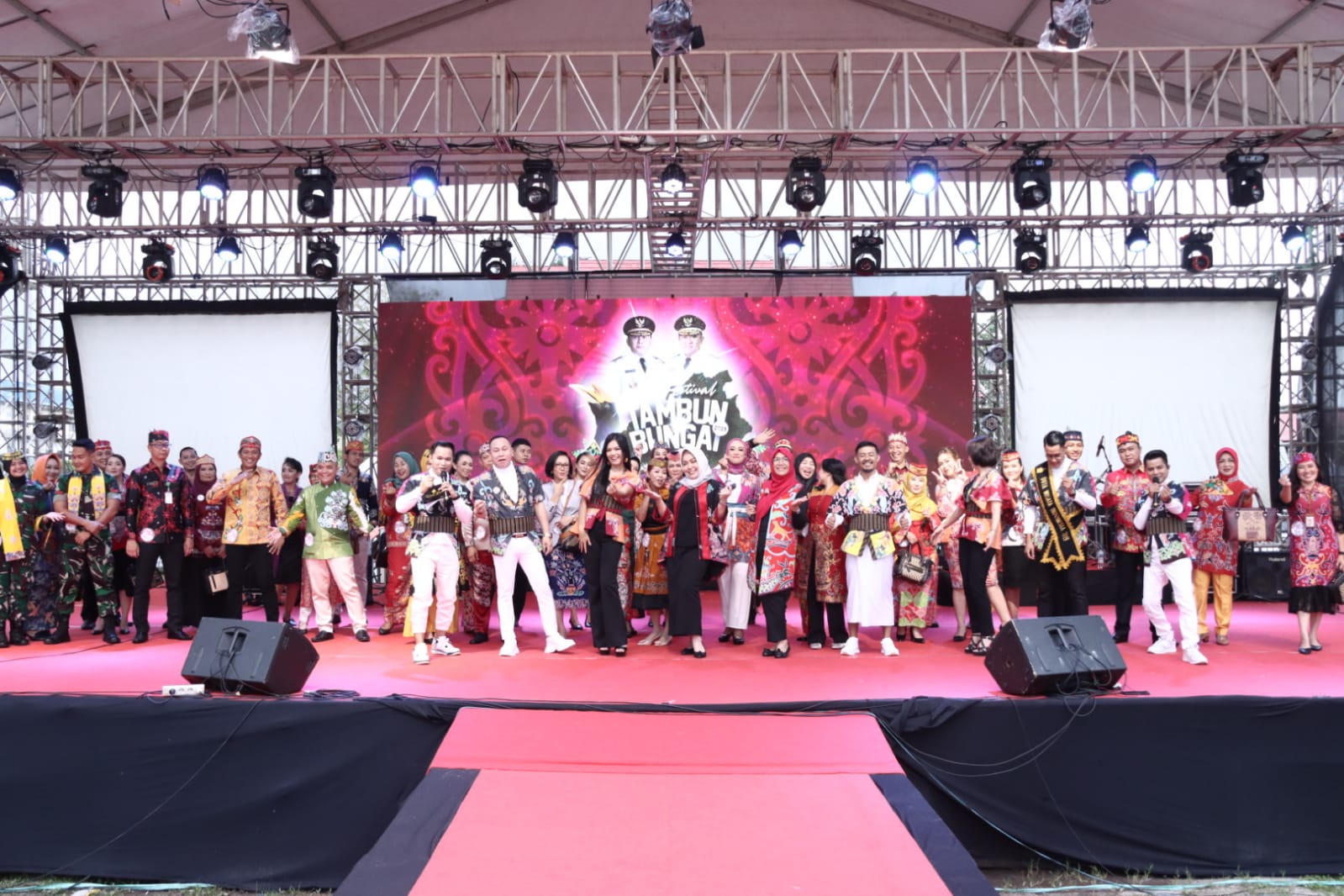 Fashion Show Eksekutif, Legislatif, Yudikatif (ELY) Meriahkan Festival Tambun Bungai di Stadion Sanaman Mantikei