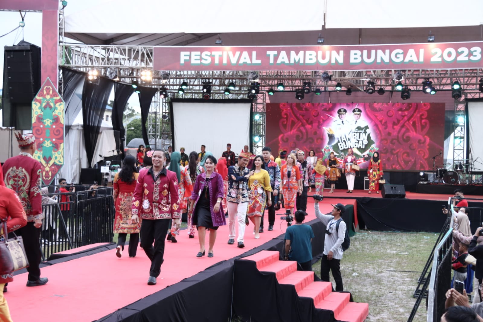Fashion Show Eksekutif, Legislatif, Yudikatif (ELY) Meriahkan Festival Tambun Bungai di Stadion Sanaman Mantikei