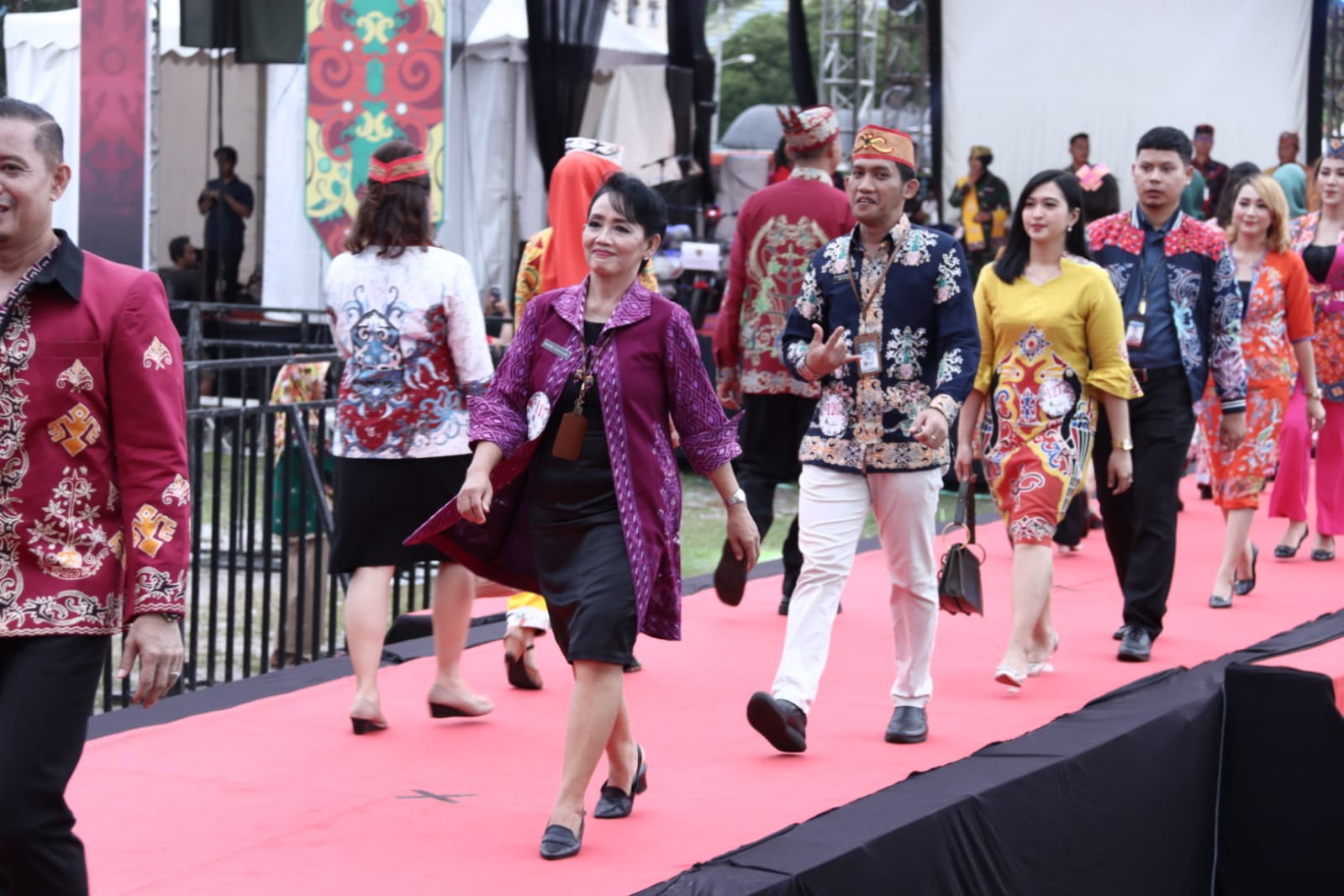 Fashion Show Eksekutif, Legislatif, Yudikatif (ELY) Meriahkan Festival Tambun Bungai di Stadion Sanaman Mantikei