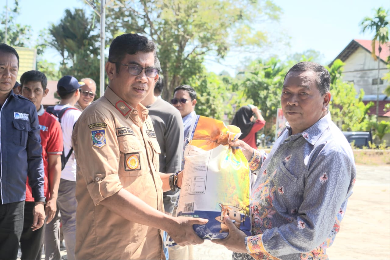 Kadiskominfosantik Prov. Kalteng Agus Siswadi Mewakili Gubernur Kalteng Buka Pasar Murah di Kabupaten Barito Utara