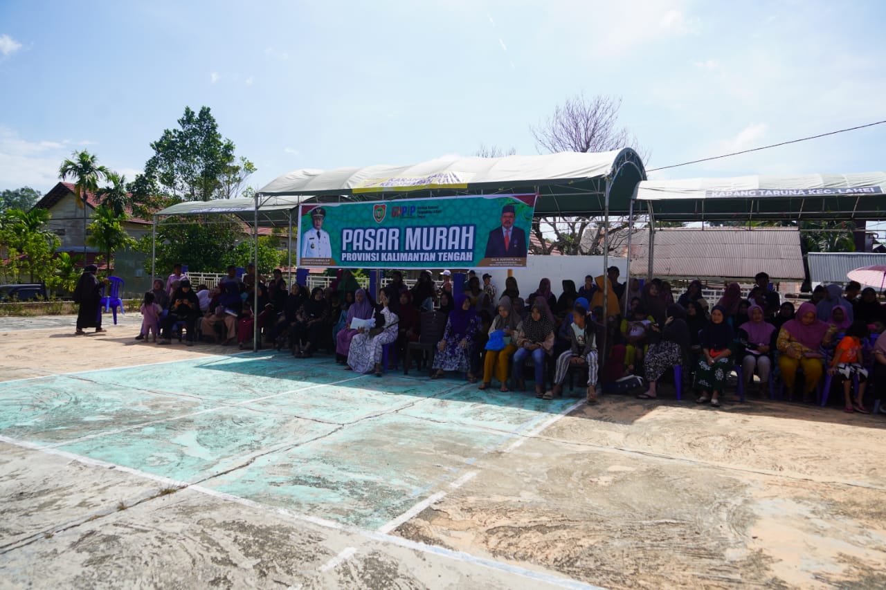 Kadiskominfosantik Prov. Kalteng Agus Siswadi Mewakili Gubernur Kalteng Buka Pasar Murah di Kabupaten Barito Utara