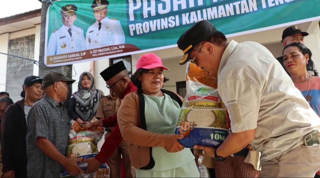 Plh Asisten Pemkesra Herson B Aden Wakili Gubernur Kalteng Buka Pasar Murah di Kecamatan Tewah