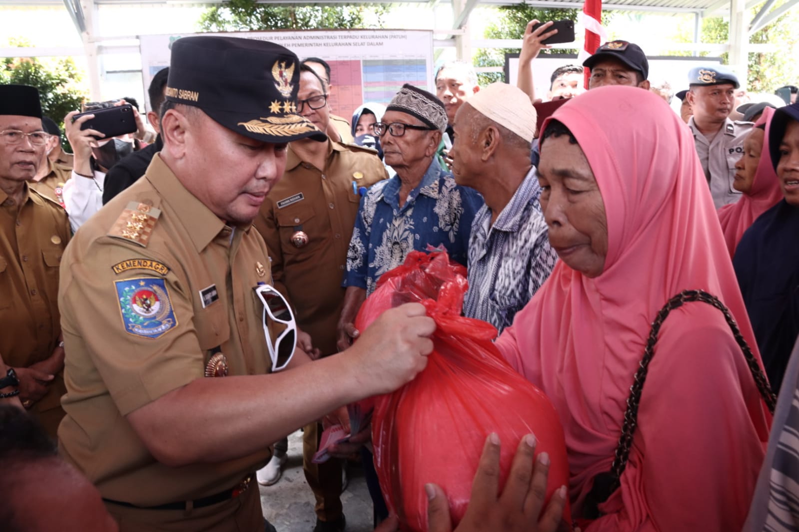 Gubernur Kalteng Sugianto Sabran Kunjungi Pasar Penyeimbang di Kantor Kelurahan Selat Dalam Kabupaten Kapuas