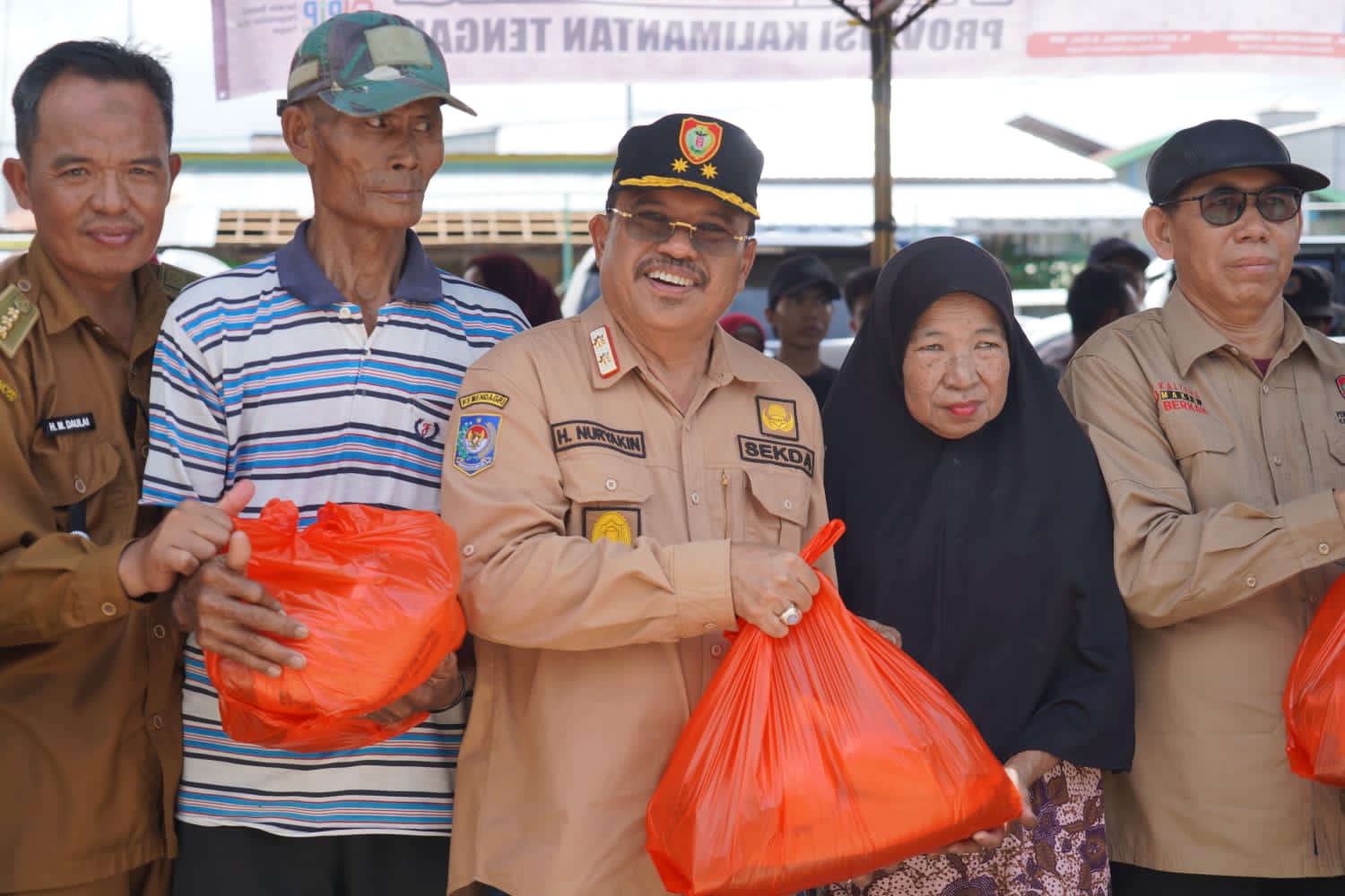 Sekda Prov. Kalteng Buka Pasar Penyeimbang Dilaksanakan di Kantor Kecamatan Kahayan Kuala