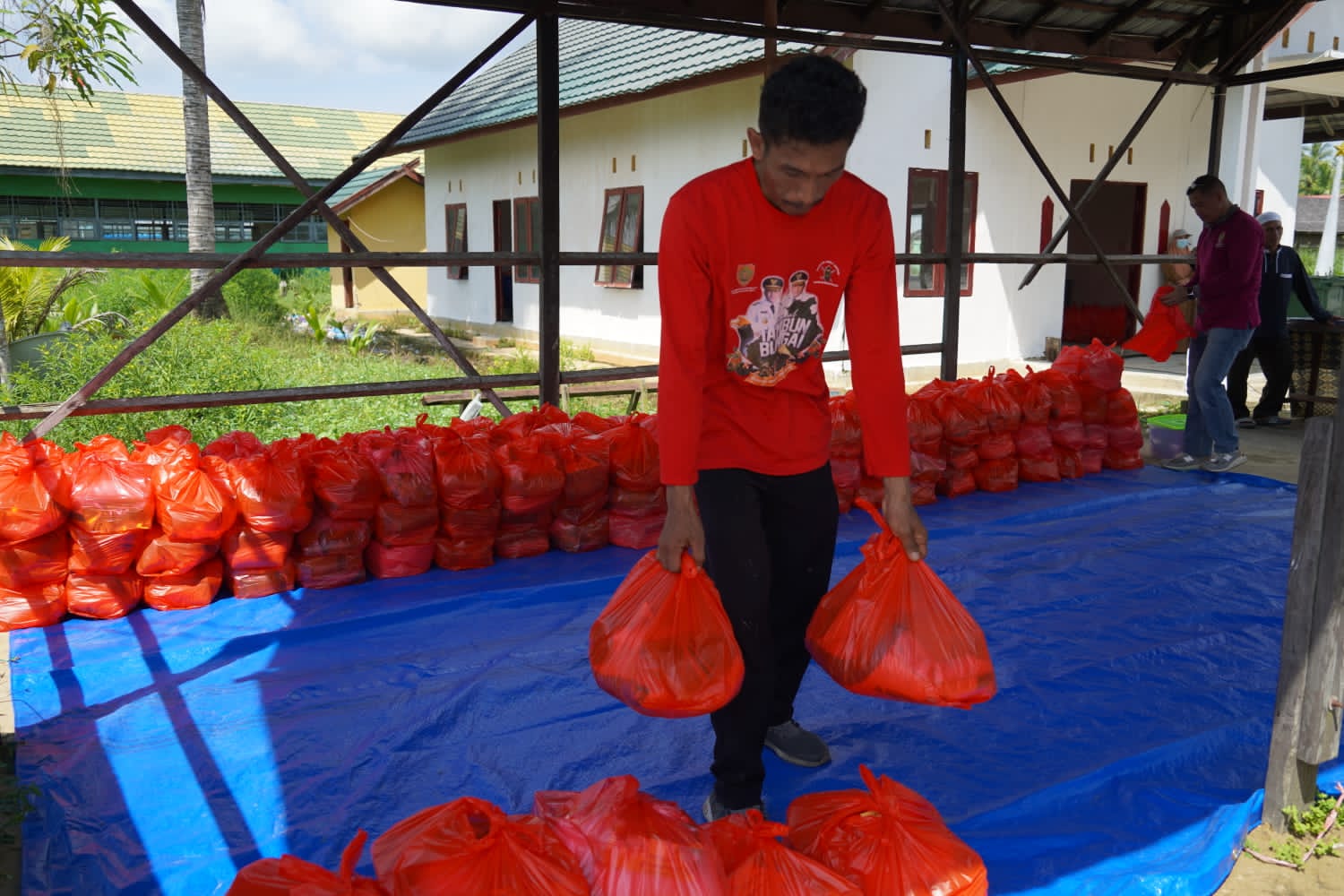 Sekda Prov. Kalteng Buka Pasar Penyeimbang Dilaksanakan di Kantor Kecamatan Kahayan Kuala