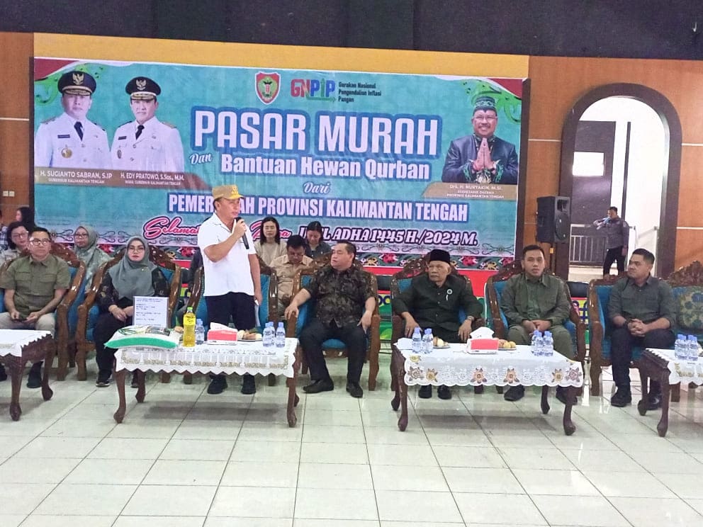 Plt. Kadisdik Kalteng Dampingi Gubernur Kalteng Buka Pasar Murah dan Salurkan Hewan Kurban