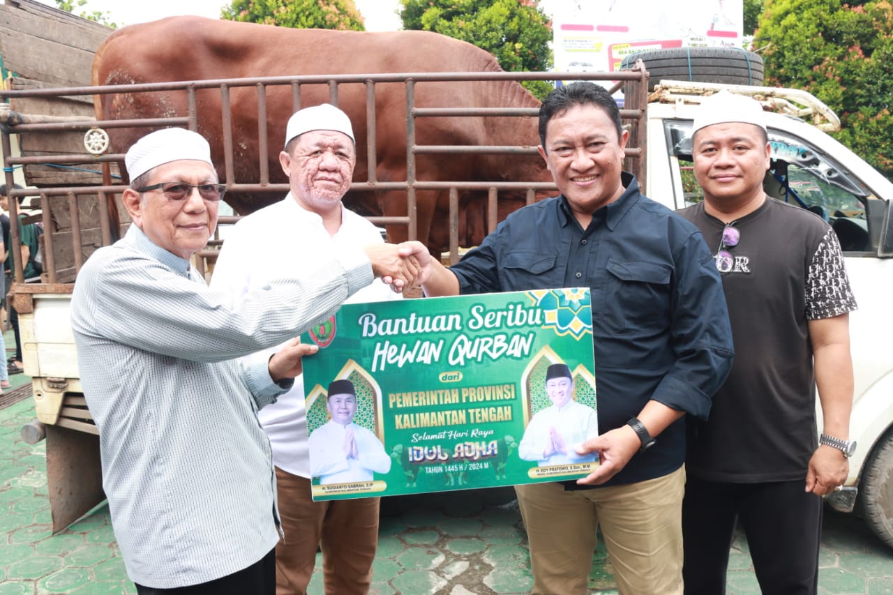 Wagub Kalteng Edy Pratowo Salurkan Bantuan Sembako Sekaligus Serahkan Bantuan Hewan Qurban