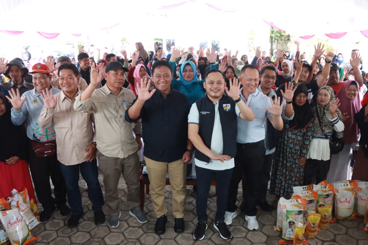 Wagub Kalteng Edy Pratowo Salurkan Bantuan Sembako Sekaligus Serahkan Bantuan Hewan Qurban