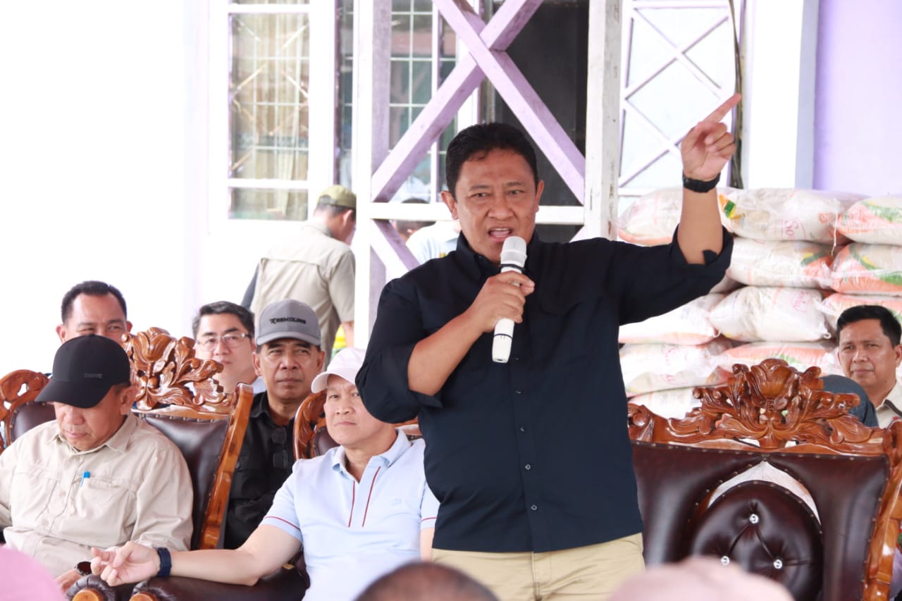 Wagub Kalteng Edy Pratowo Buka Pasar Murah dan Salurkan 500 Paket Bantuan Sembako Sekaligus Serahkan Bantuan Hewan Qurban