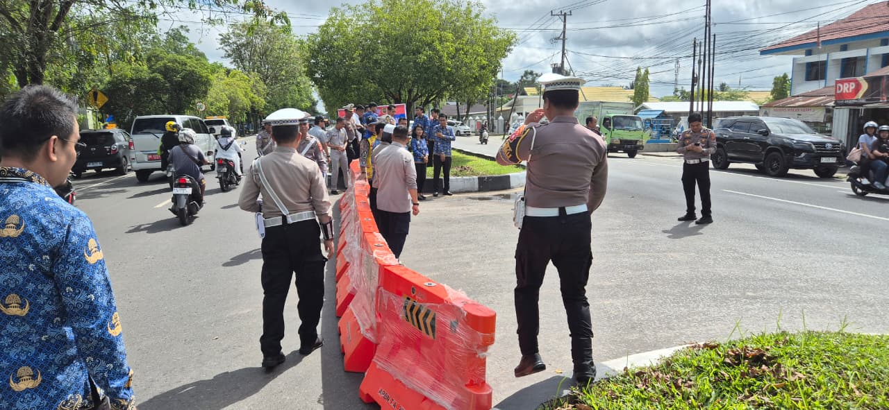 Penutupan Sementara U-Turn Jalan RTA Milono Dilakukan Dishub Kalteng Bersama Forum LLAJ