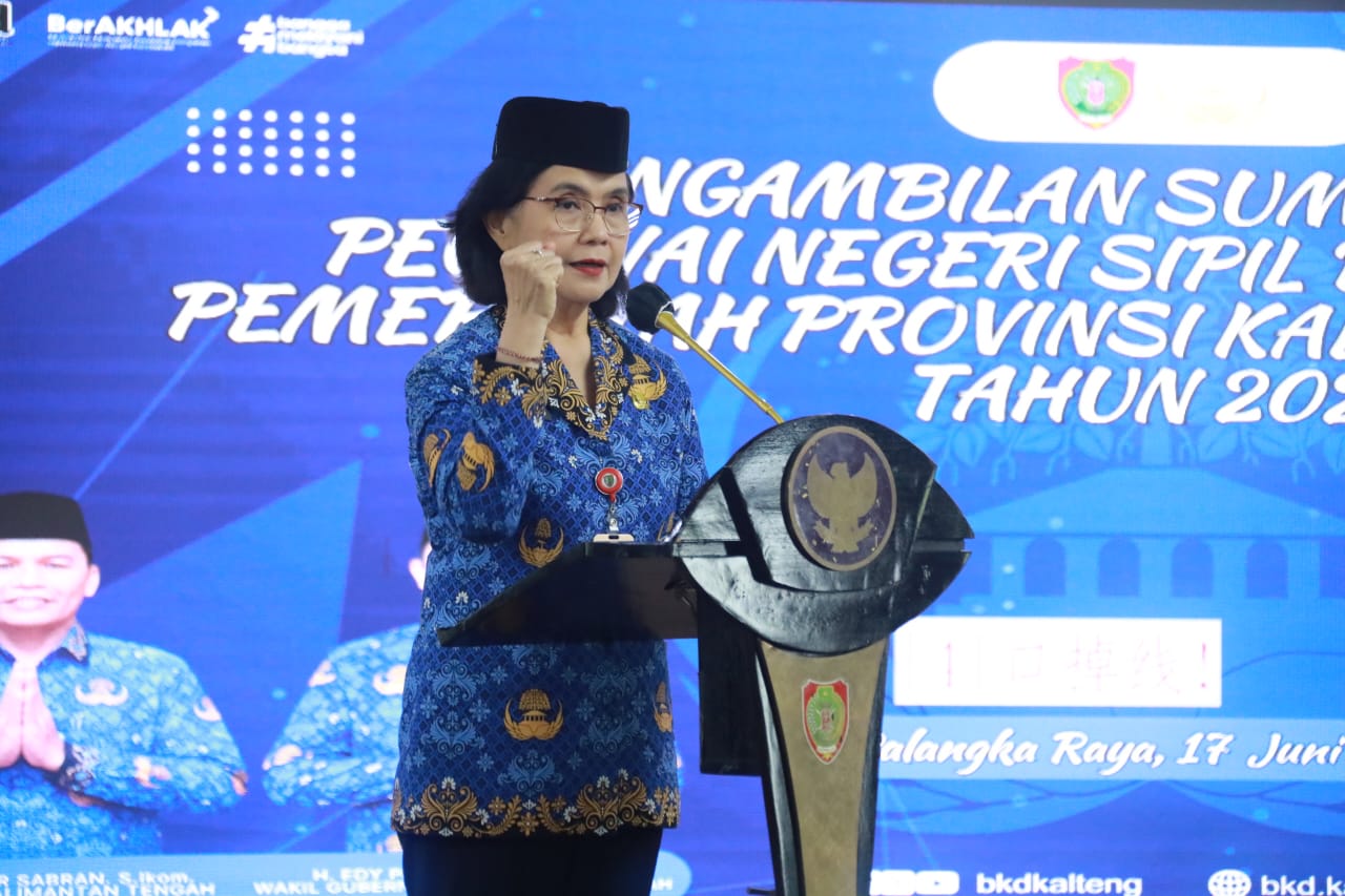 Pj. Sekda Kalteng Linae Victoria Aden Pimpin Pengambilan Sumpah/Janji PNS di Lingkungan Pemprov Kalteng