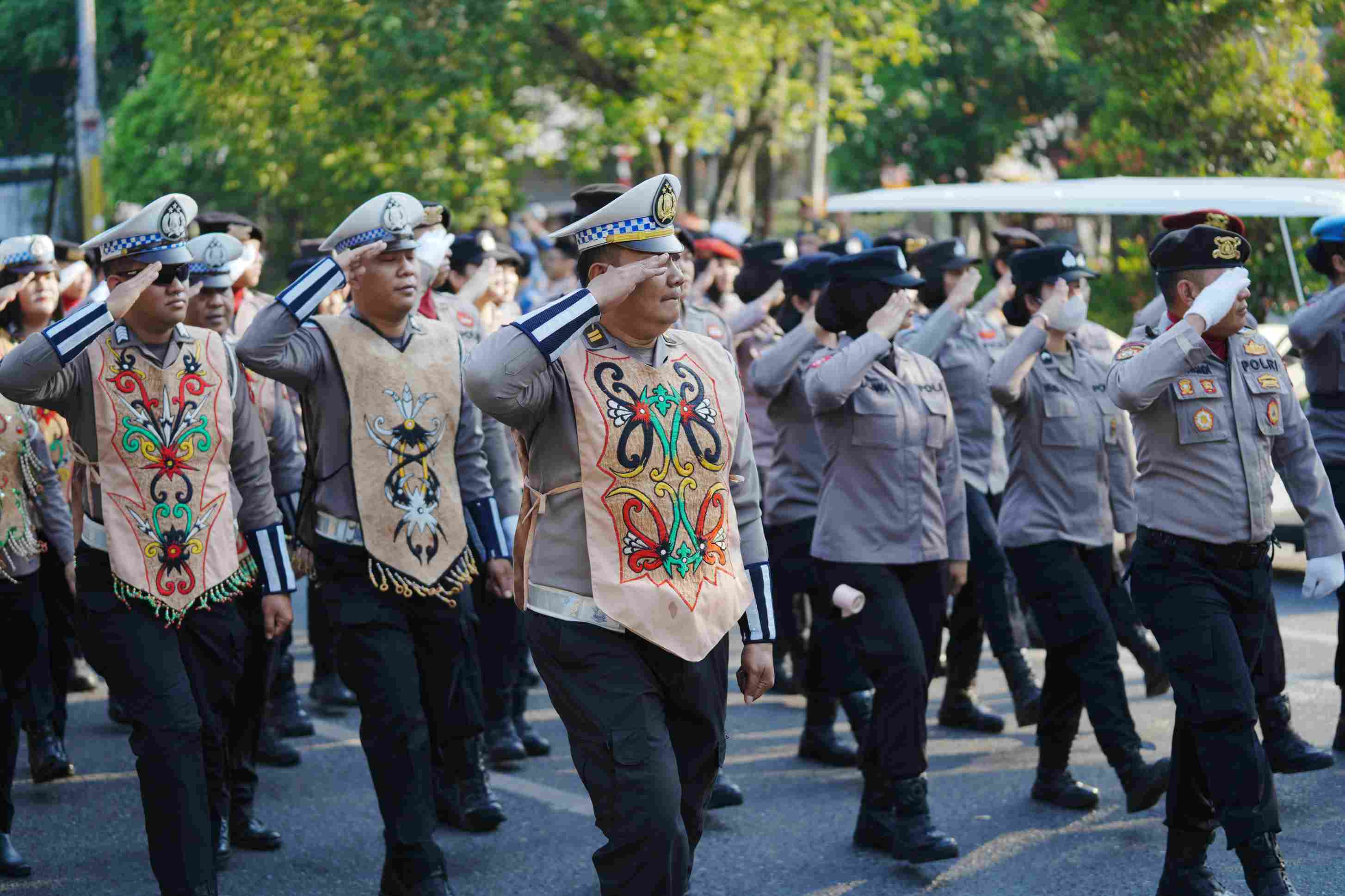 Gubernur Agustiar Sabran dan Wagub Edy Pratowo Hadiri Kirab Budaya Isen Mulang