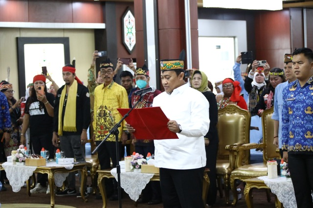Wagub Kalteng Edy Pratowo Lantik Pengurus Kerukunan Warga Ot Danum Prov. Kalteng Periode 2025–2030