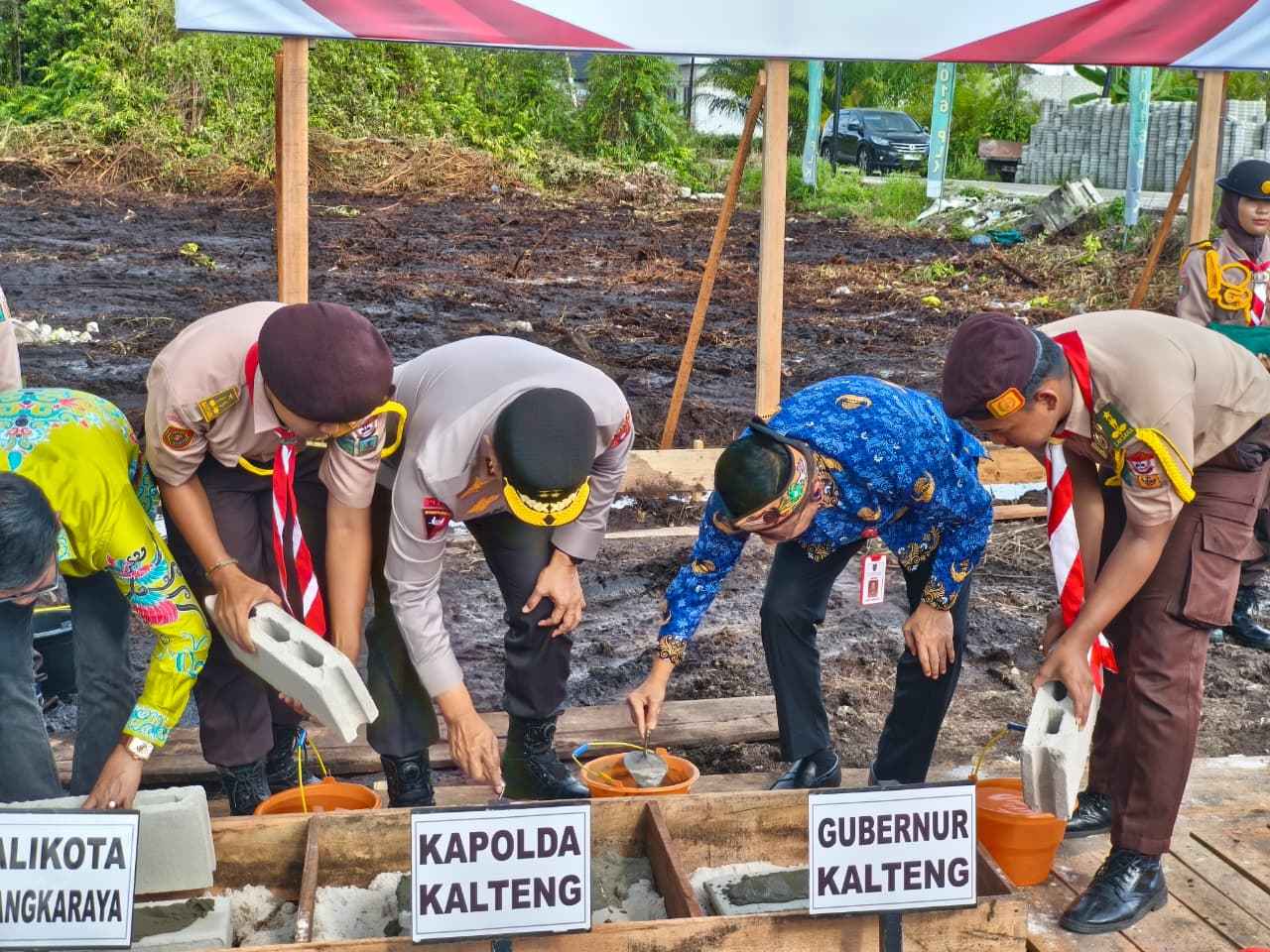 Sekda Prov. Kalteng Pimpin Prosesi Peletakan Batu Pertama Pembangunan KDMP