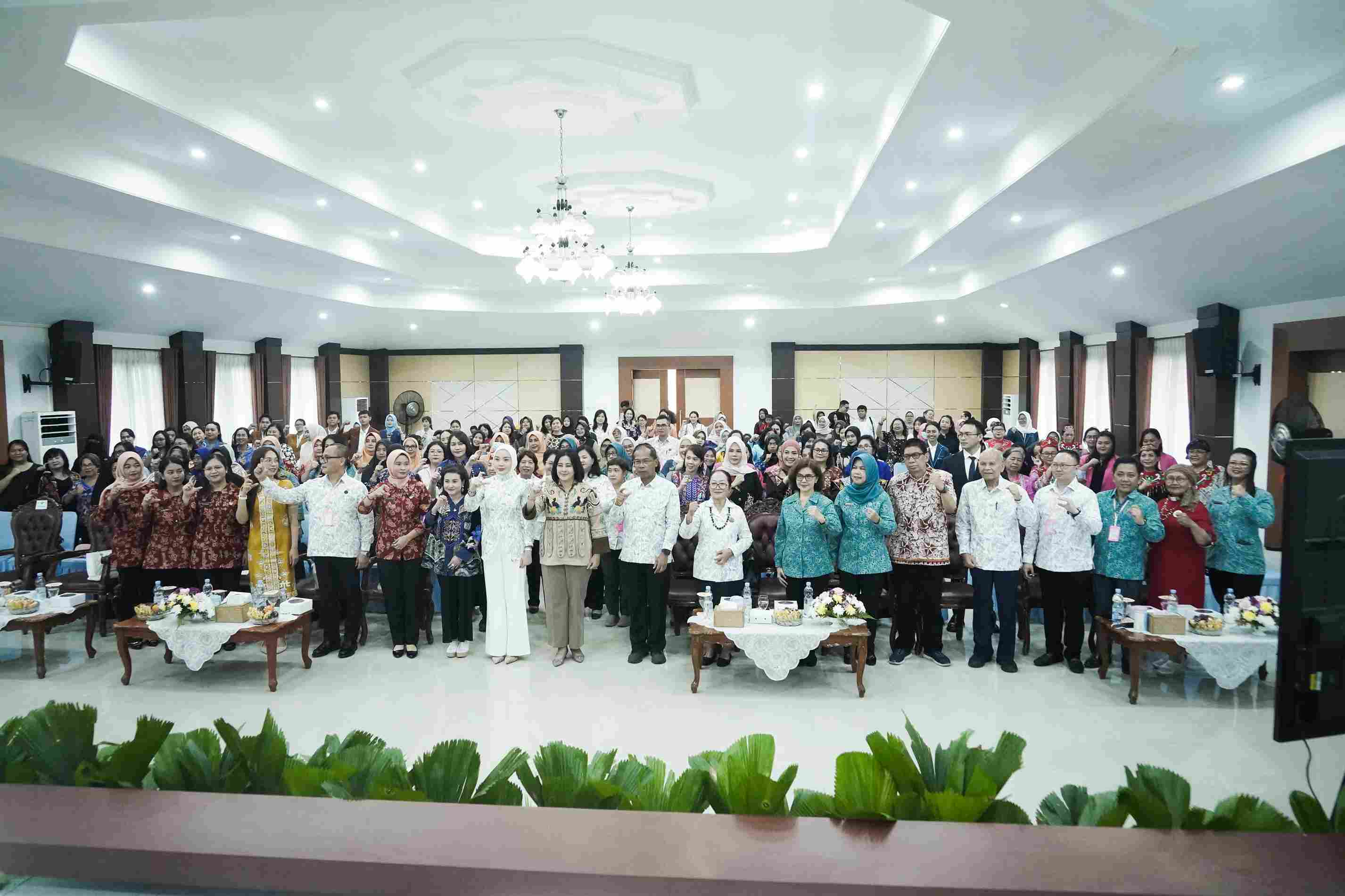 Ketua YKI Koordinator Cabang Kalteng Aisyah Thisia Agustiar Sabran Buka Seminar Awam Kupas Tuntas Benjolan Payudara