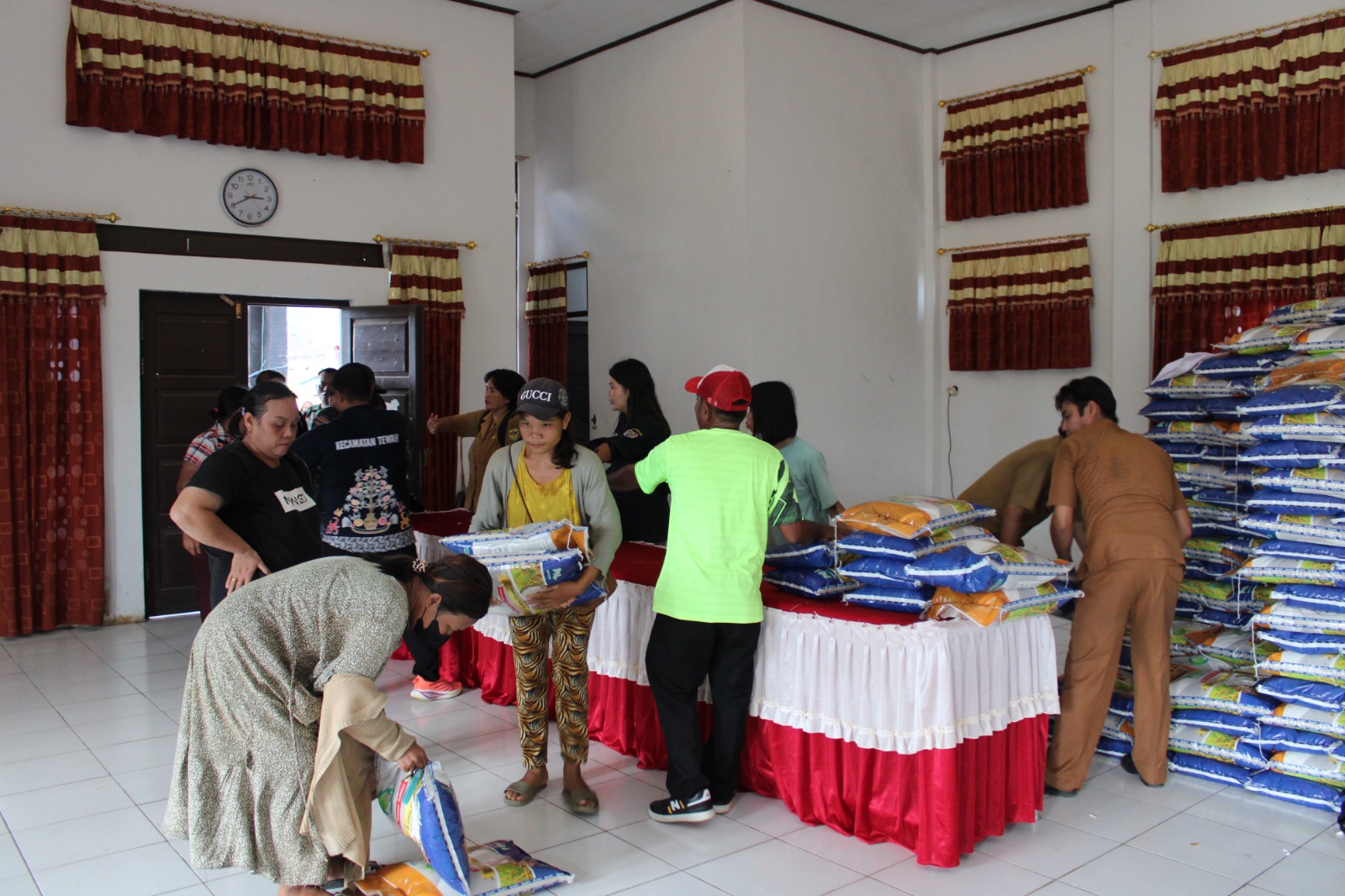 Kaban Kesbangpol Prov. Kalteng Katma F. Dirun Hadiri Pasar Murah di Wilayah Tengah Provinsi Kalteng