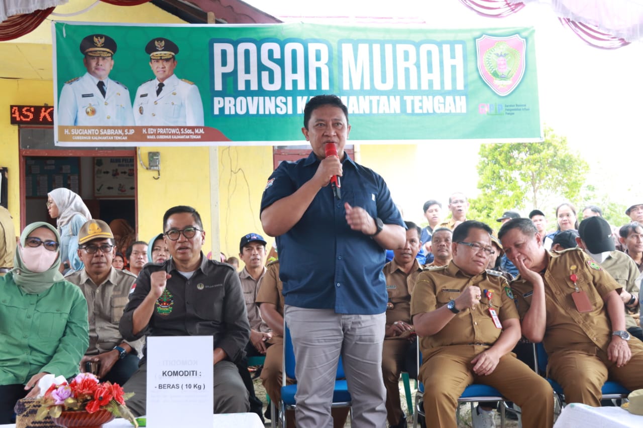 Wagub Kalteng Edy Pratowo Salurkan Beras Subsidi Pada Pasar Murah di Kabupaten Kapuas