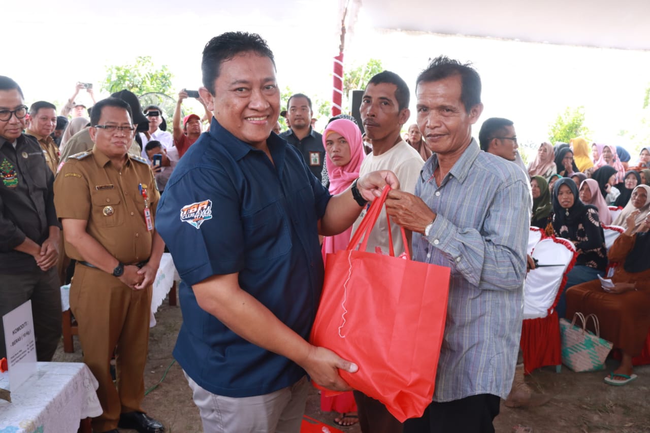 Wagub Kalteng Edy Pratowo Salurkan Beras Subsidi Pada Pasar Murah di Kabupaten Kapuas