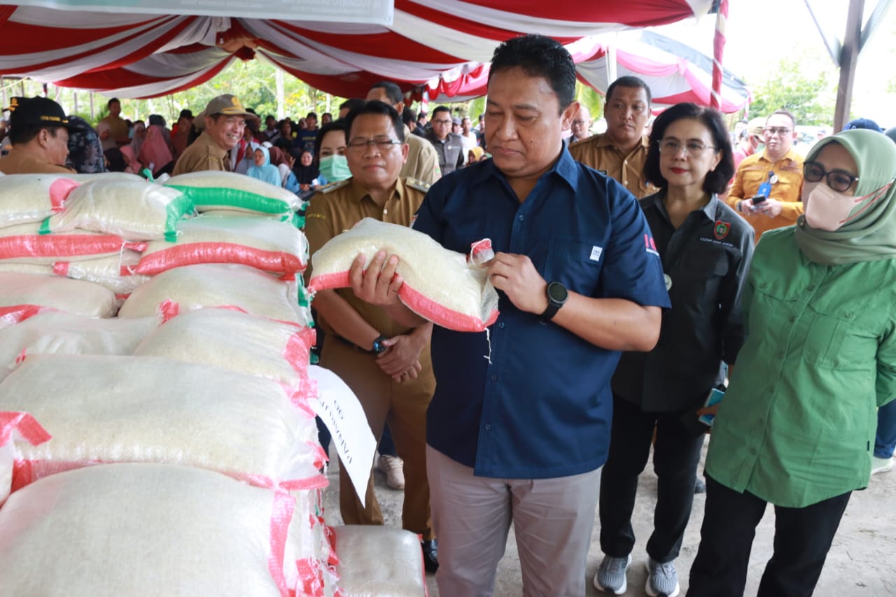 Wagub Kalteng Edy Pratowo Salurkan Beras Subsidi Pada Pasar Murah di Kabupaten Kapuas