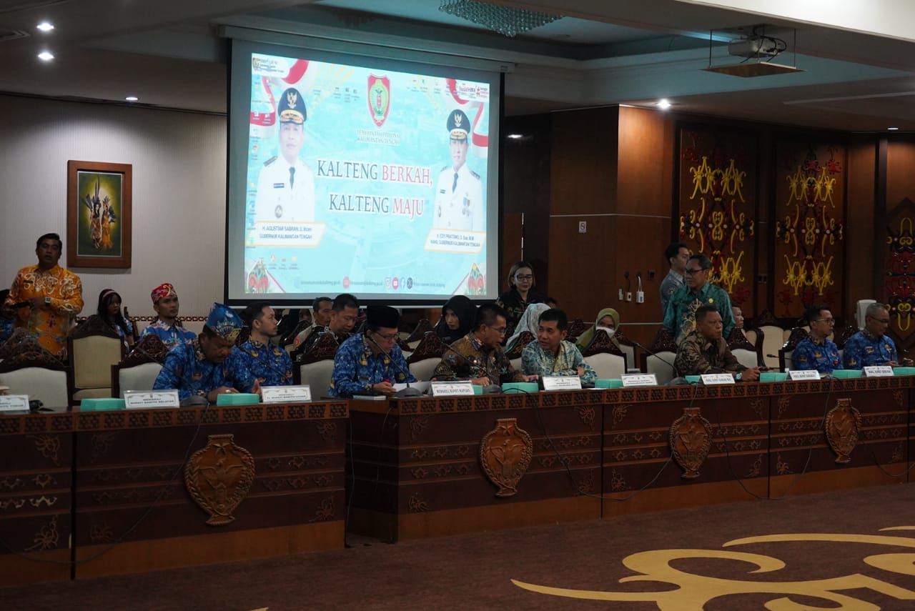 Asisten Ekbang Sri Widanarni Hadiri Rakor dan Evaluasi Program Kerja TPAKD Wilayah Kalteng