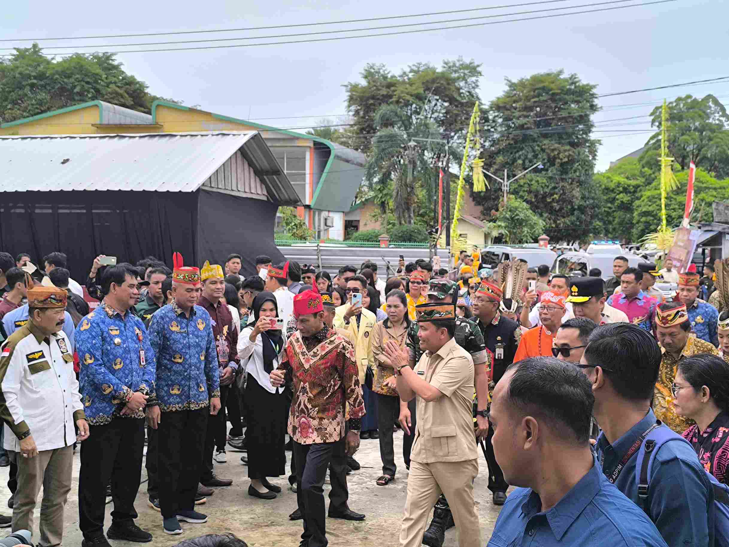 Satpol PP Prov. Kalteng Laksanakan Pengamanan Dalam Kelancaran dan Ketertiban Peresmian Balai Induk Kaharingan Garing Nganderang dan Gedung Kayu Erang Tingang