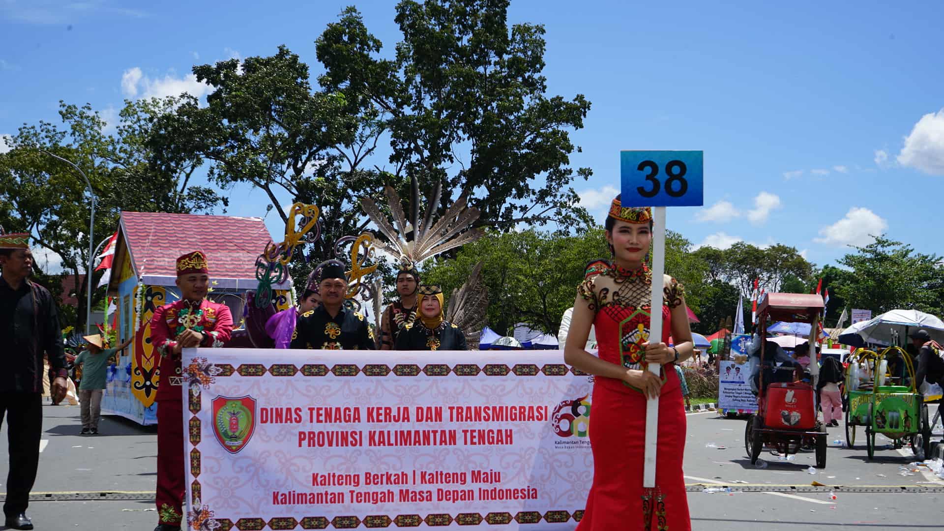 Kepala Disnakertrans Prov. Kalteng Farid Wajdi Hadiri dan Ikuti Karnaval FBIM