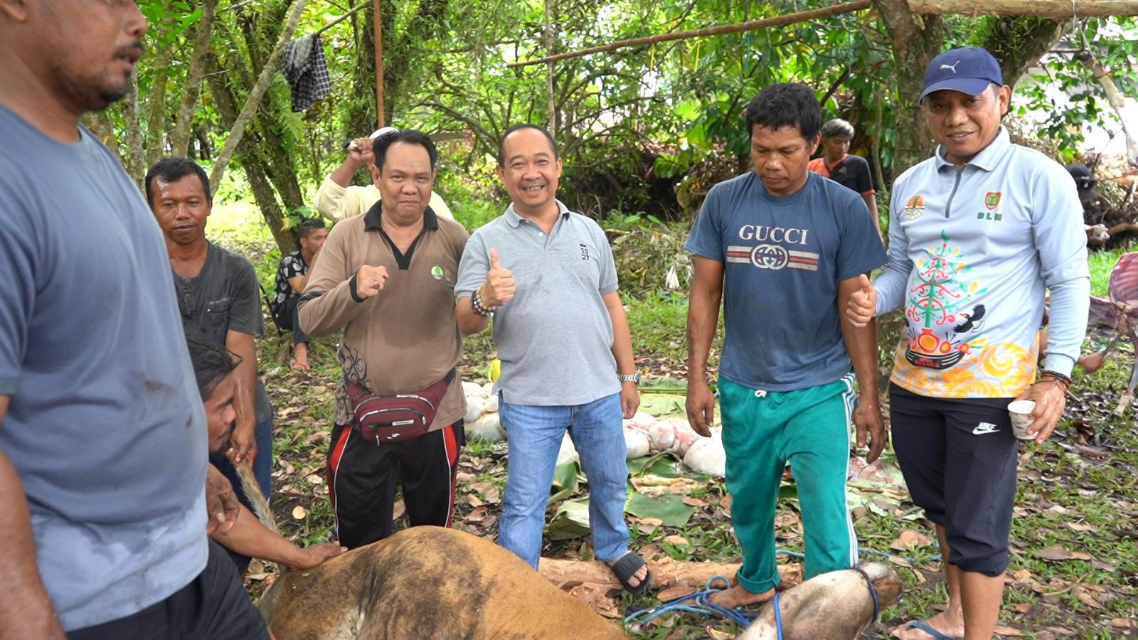 DLH Prov. Kalteng Menyelenggarakan Penyembelihan dan Pembagian Hewan Qurban
