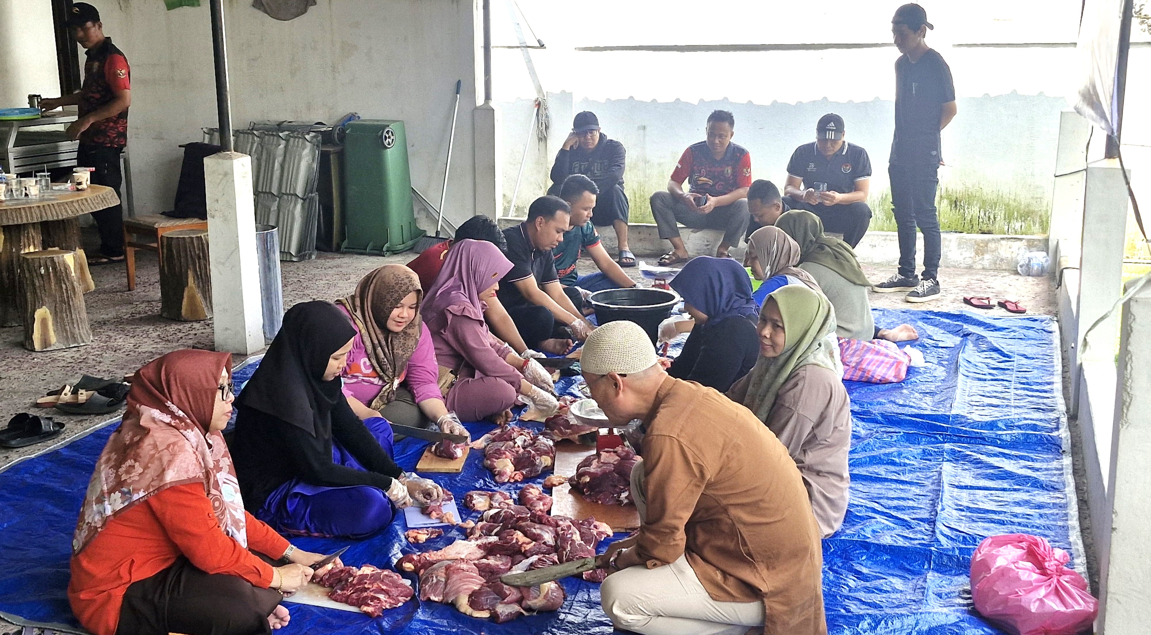 Majelis Taklim DPMPTSP Prov. Kalteng Laksanakan Pemotongan Hewan Qurban