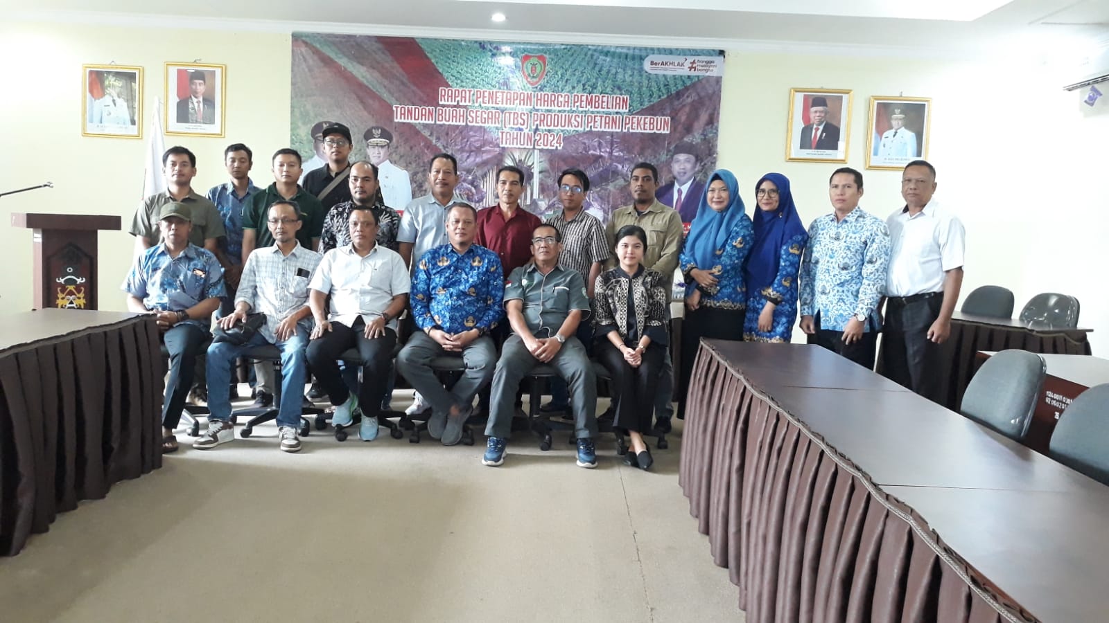 Disbun Prov. Kalteng Gelar Rapat Penetapan Harga TBS Kelapa Sawit Produksi Pekebun
