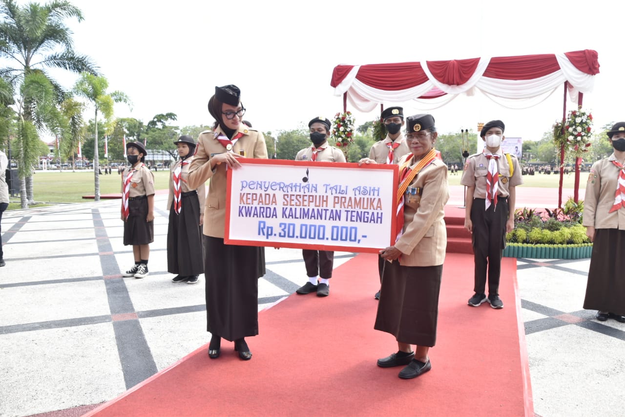 Ketua Kwarda Gerakan Pramuka Kalteng Terima Tanda Penghargaan Lencana Darma Bakti