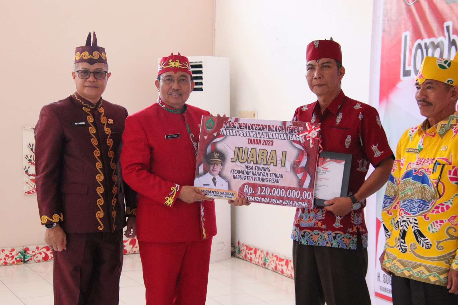 Pemprov Kalteng Melalui Dinas PMD Serahkan Hadiah Kepada Pemenang Lomba Desa/Kelurahan dan BUMDes Terbaik Tingkat Prov. Kalteng Tahun 2023