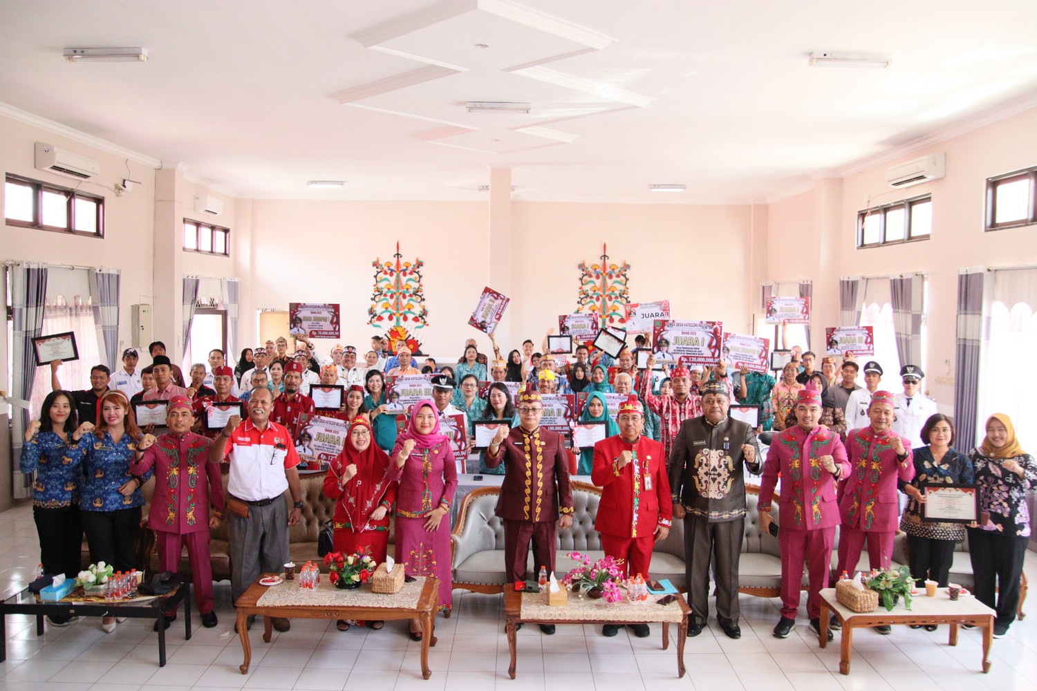 Pemprov Kalteng Melalui Dinas PMD Serahkan Hadiah Kepada Pemenang Lomba Desa/Kelurahan dan BUMDes Terbaik Tingkat Prov. Kalteng Tahun 2023