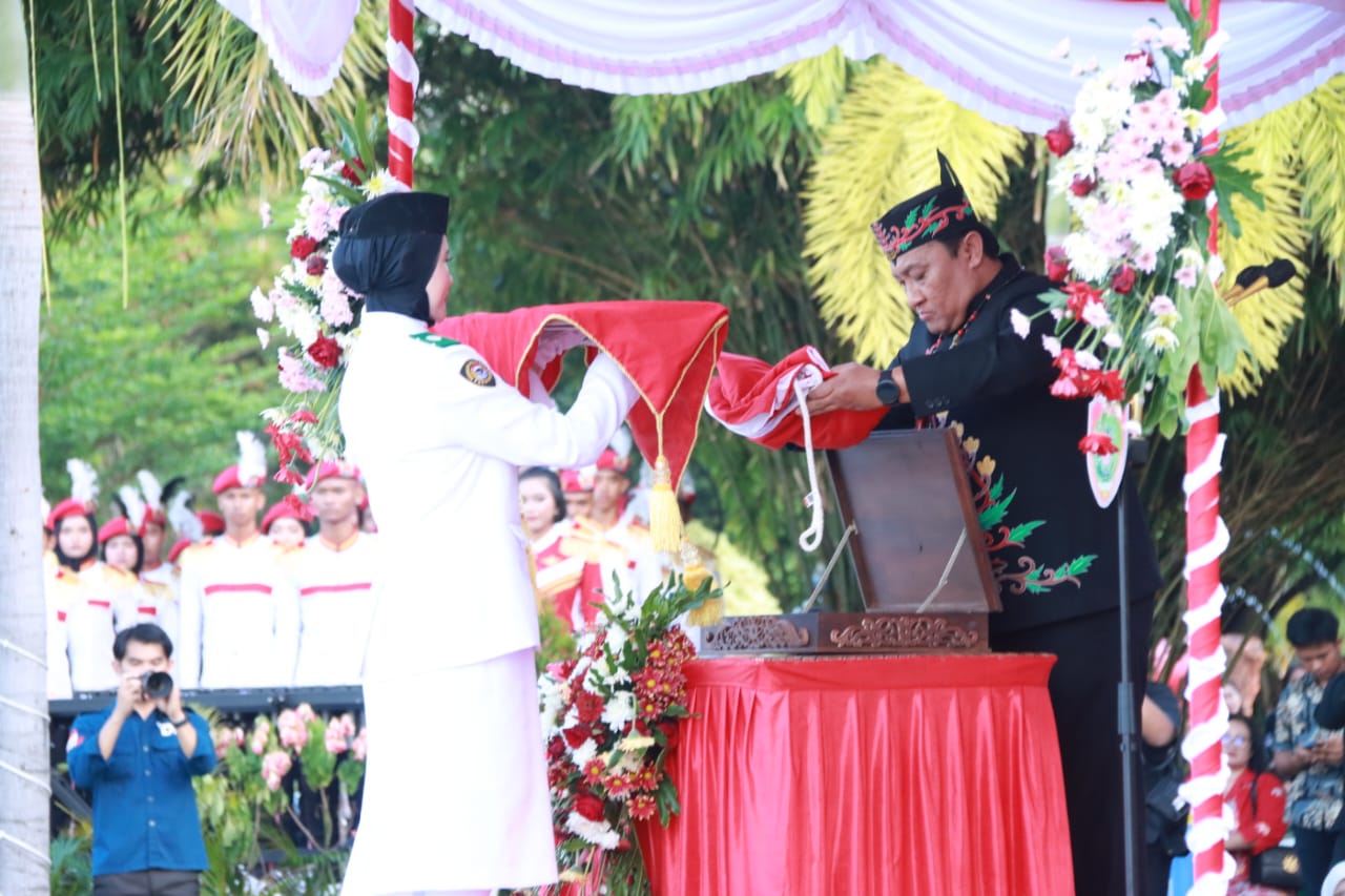 Wagub Kalteng Edy Pratowo Pimpin Upacara Penurunan Sang Merah Putih