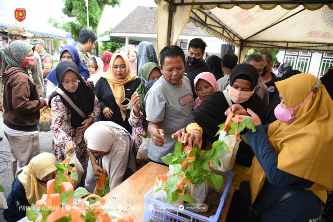 Pemkab Kobar Gelar Pasar Murah Dan Bagikan Bibit Cabai Gratis