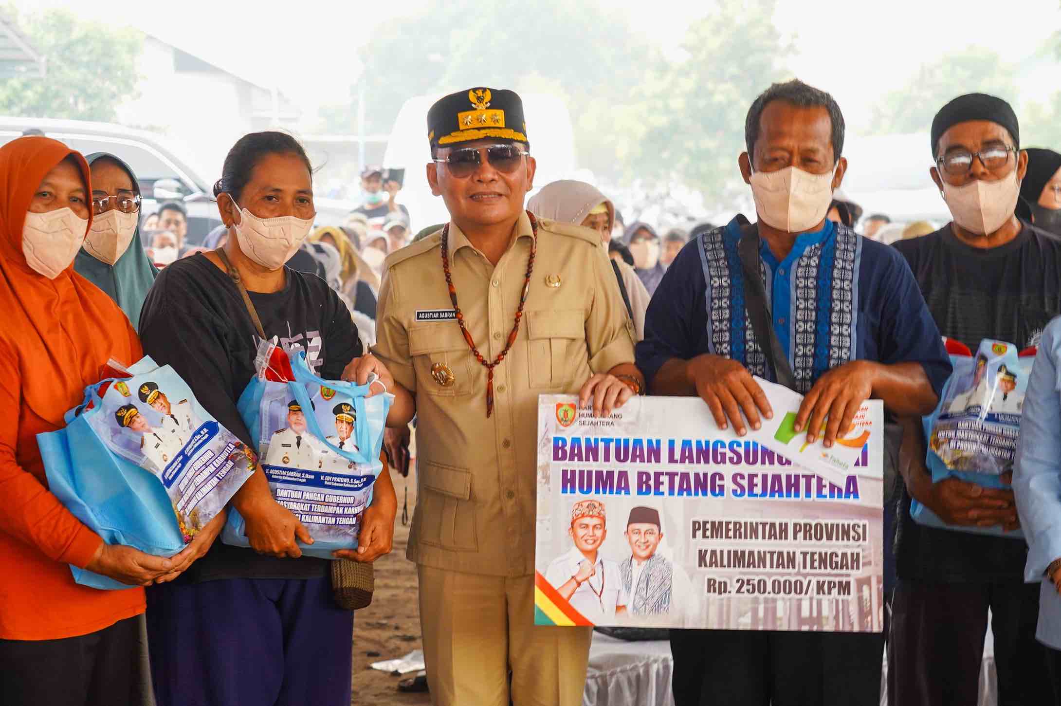 Gubernur Kalteng Agustiar Sabran Salurkan 300 Paket Sembako bagi Warga Terdampak Karhutla di Kalampangan
