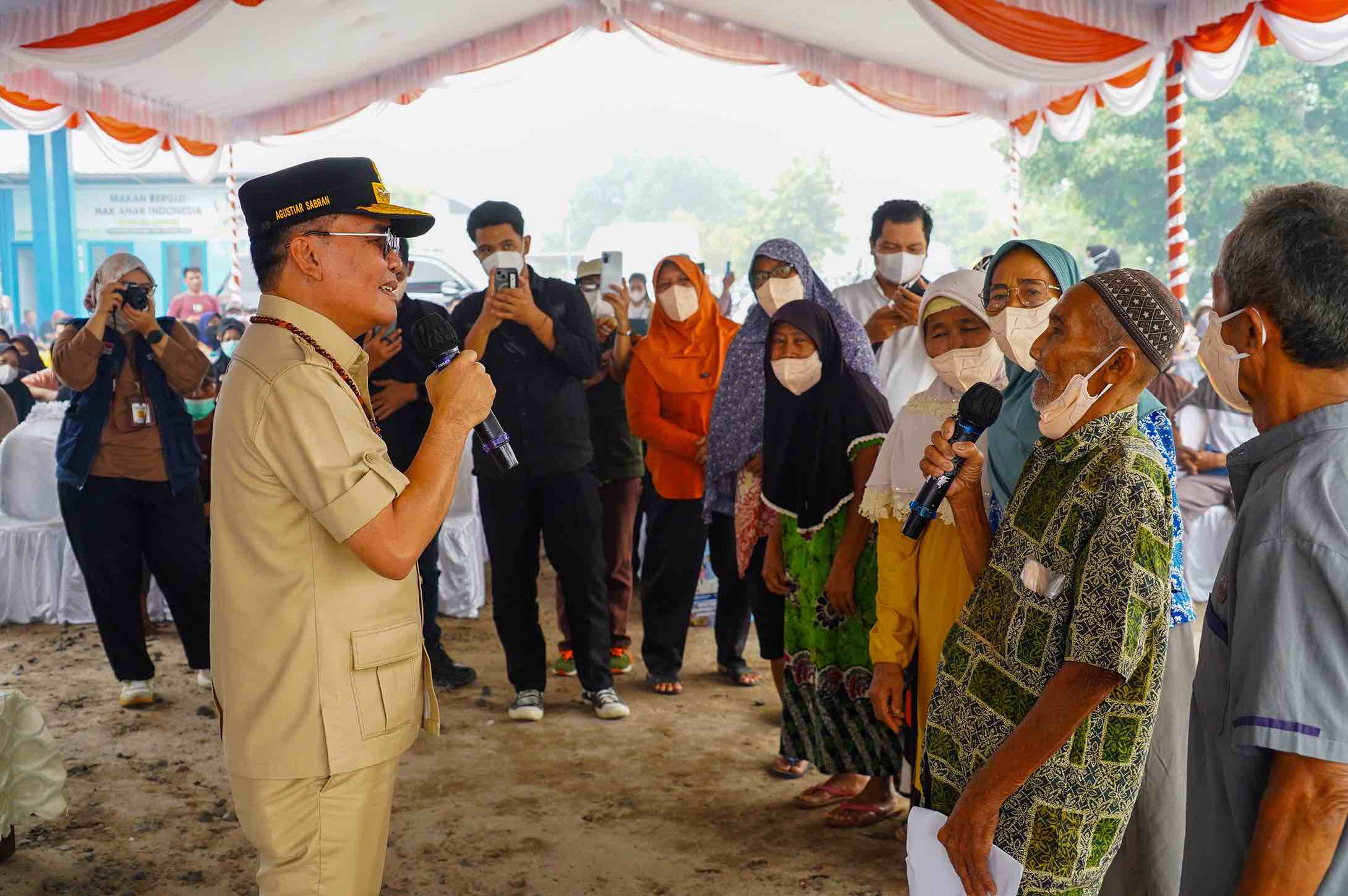 Gubernur Kalteng Agustiar Sabran Salurkan 300 Paket Sembako bagi Warga Terdampak Karhutla di Kalampangan