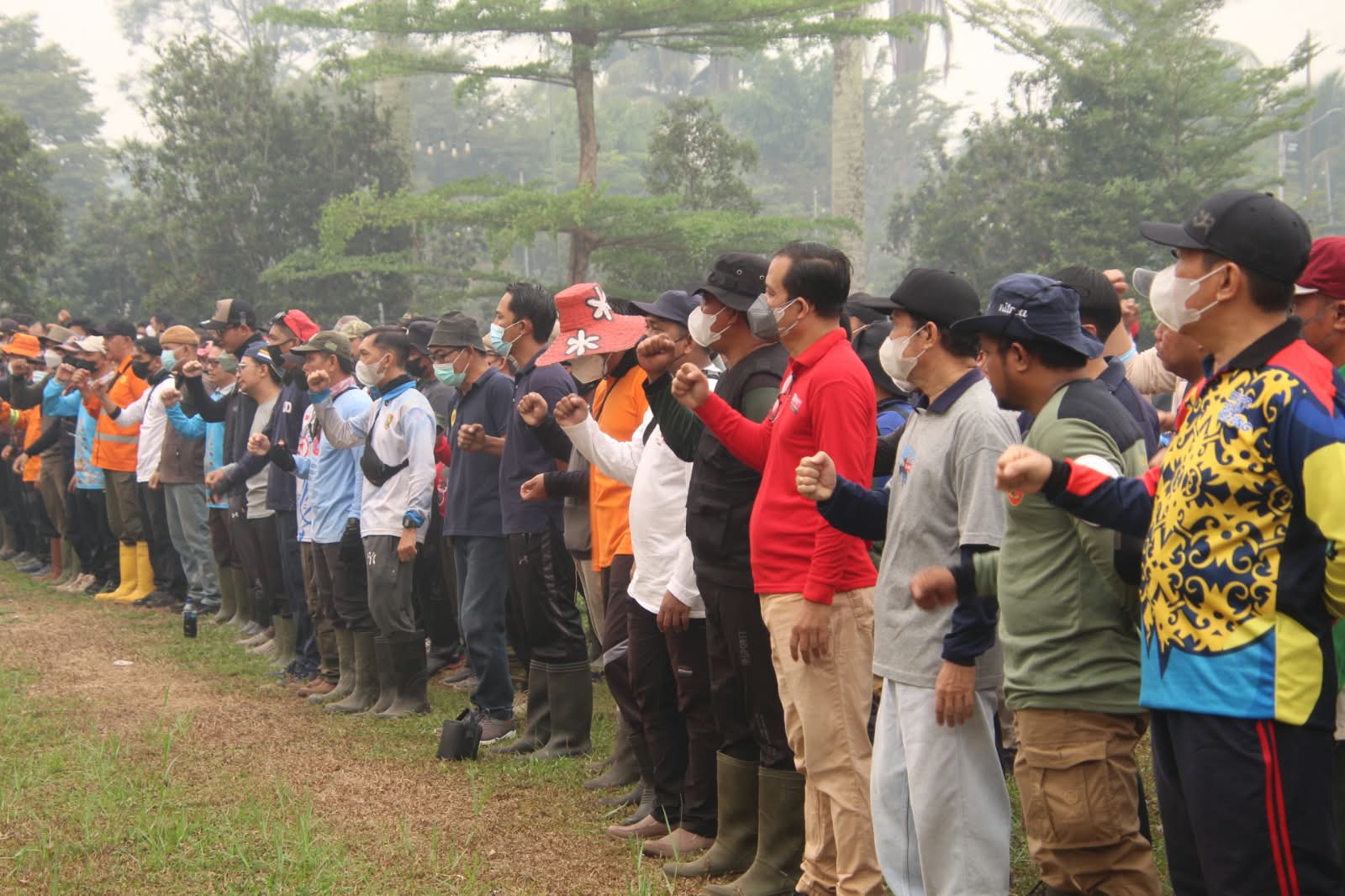 Gubernur Kalteng Agustiar Sabran Salurkan Bantuan Pangan kepada 324 Relawan Penanganan Karhutla