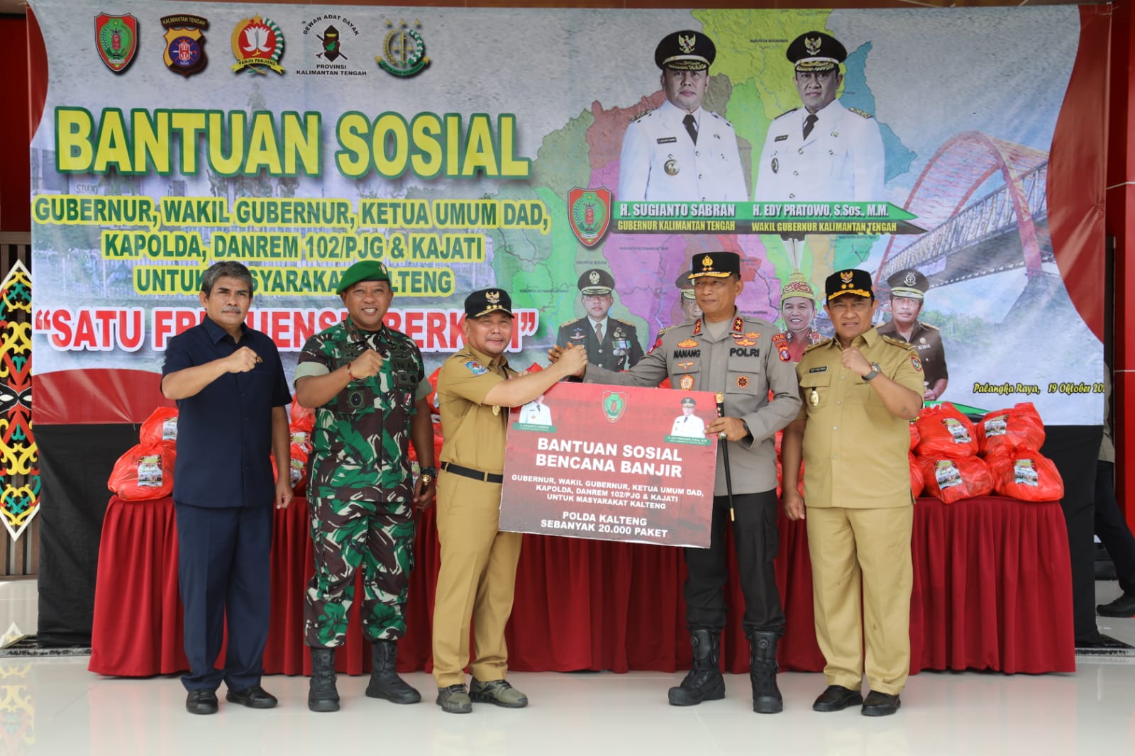 Gubernur Kalteng Serahkan Bansos Kepada Polda Kalteng Untuk Tangani Dampak Banjir