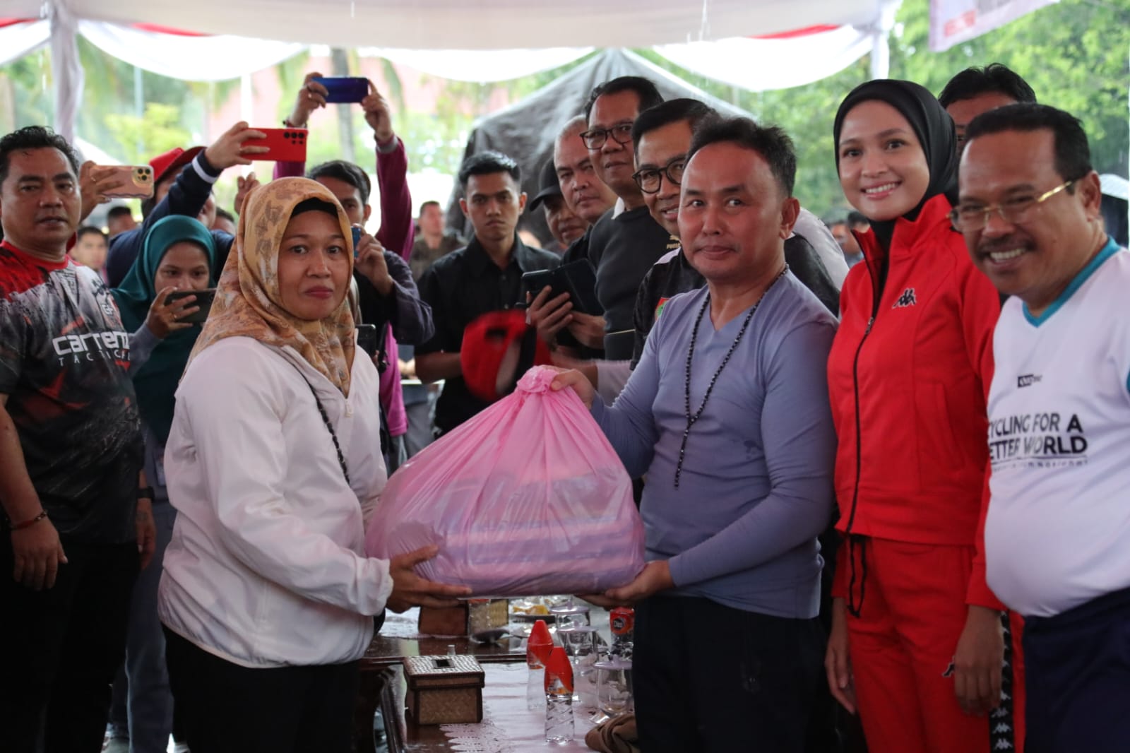 Gubernur Sugianto Sabran Gratiskan 3.700 Paket Sembako untuk PNS Golongan I, Golongan II, PPPK, dan Pegawai Kontrak