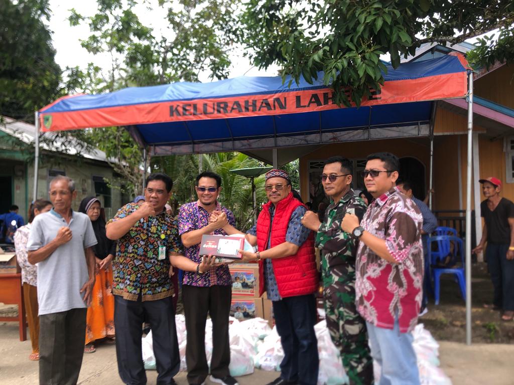 Sekda Nuryakin Serahkan Bantuan Untuk Korban Kebakaran Di Lahei II Kab. Barito Utara