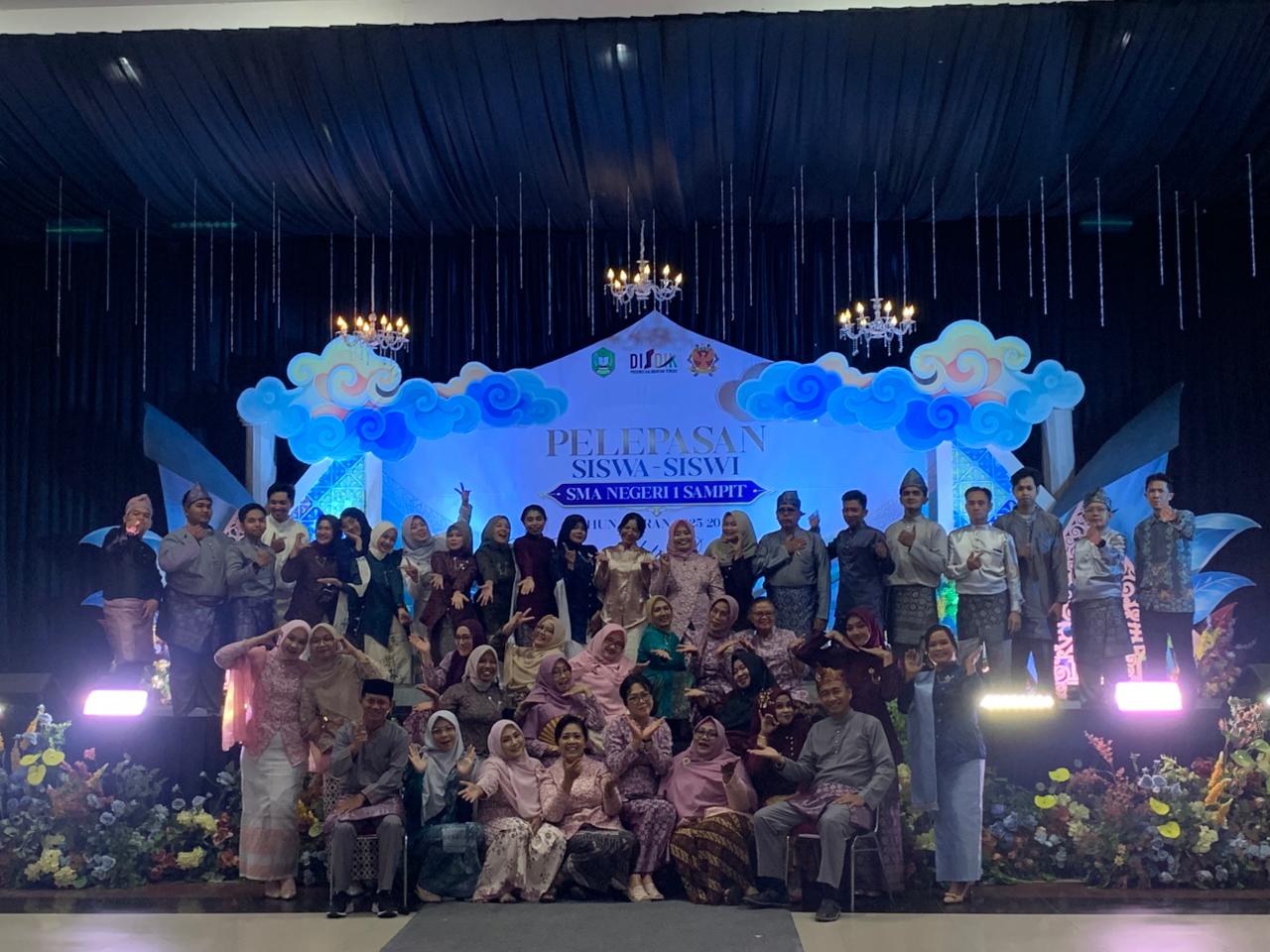 Suasana Haru Warnai Pelepasan Siswa Kelas XII SMAN 1 Sampit Tahun Pelajaran 2025/2026