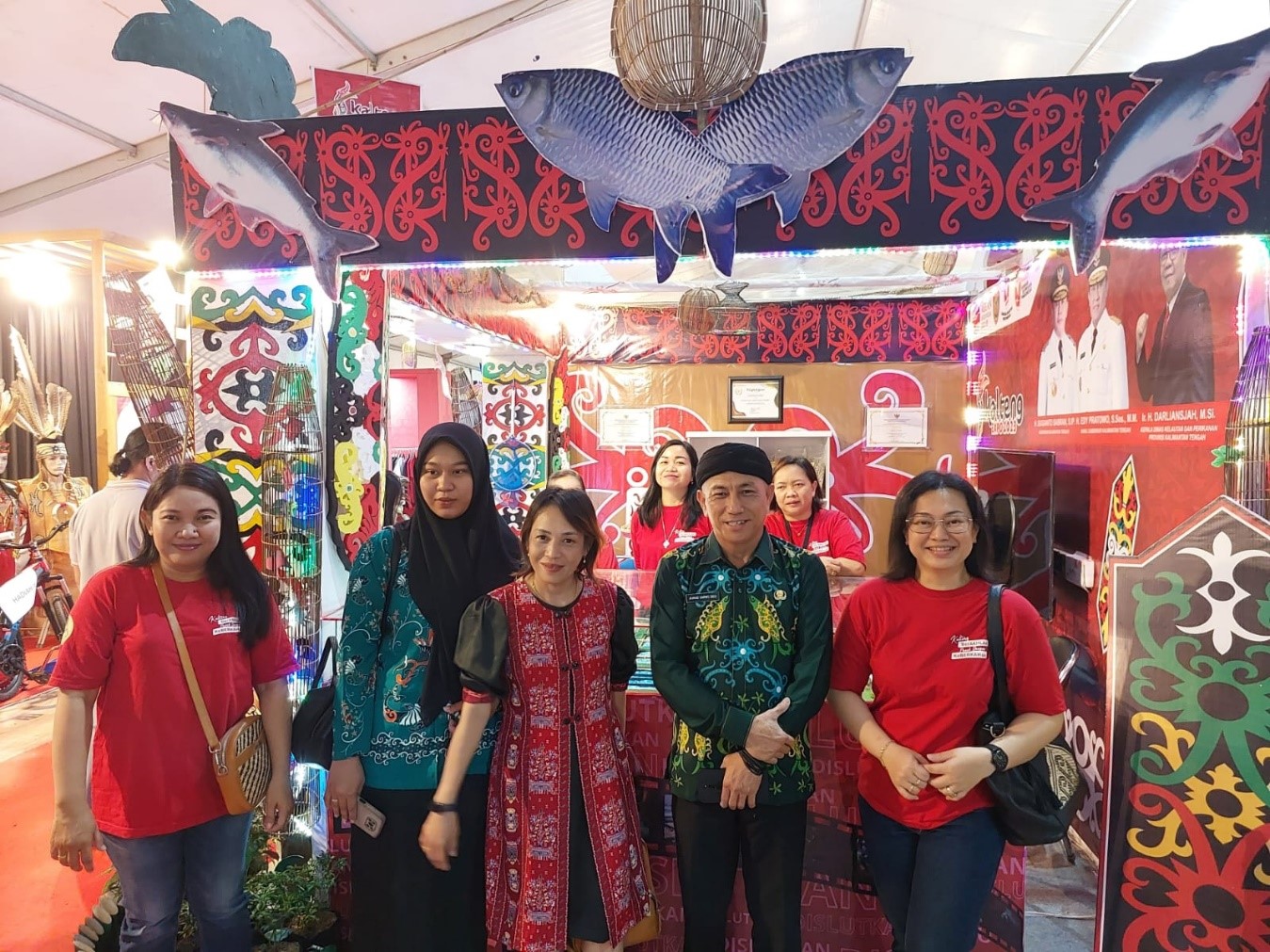 Kepala Dinas Perikanan Kabupaten Kotawaringin Timur Berkunjung ke Stand Pameran Dislutkan Prov. Kalteng